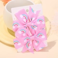 Détail de deux nœuds en ruban gros-grain rose avec motifs arc-en-ciel et nuages - Style Arc-en-Ciel Rose (2A-4)