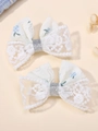 Détail de barrettes à cheveux en dentelle blanche avec fleurs bleues et ruban pailleté - Une Paire / Motif floral