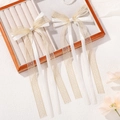 Lot de deux élégantes barrettes en satin blanc et tulle doré avec longues lanières - Blanc Cassé