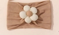 Fascia per neonati in maglia color cammello con grande fiore bianco e dettagli a treccia - Cammello