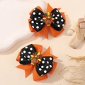 Detailaufnahme von Thanksgiving-Truthahn-Haarschleifen mit orangefarbenem Band auf Tablett - Orange-Schwarz Karo Stil