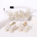 Conjunto de tres accesorios para el pelo con mariposas blancas y perlas en plato blanco - Blanco