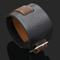 Bracciale vichingo in pelle con scritte incise e fibbia argentata su pelle nera - Marrone