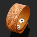 Detalle de la pulsera de cuero marrón con relieve de dragón celtico y broches de metal - Camel