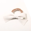 Elegante lazo para el pelo blanco con banda de terciopelo marrón y dije de oro grabado - Blanco Crema (Punto)