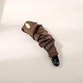 Braune Satin-Bananenspange mit elegantem Plissee-Design und goldenem Metalldetail - Gefaltet / Einzelverpackung / Dunkelbraun