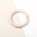Champagnerrosa plissiertes Satin-Haargummi mit dekorativem hellem Holzzylinderanhänger - Lotosrosa - Klein