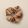 Coletero de satén oro champán con brillo sedoso elegante y textura de tela plisada - Caqui