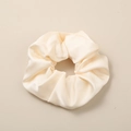 Elegante coletero de satén crema con acabado de piel sintética para peinados de mujer - Blanco Crema