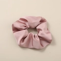 Elegante coletero grande de satén en rosa empolvado con brillo de seda y textura plisada - Rosa Loto