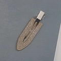 Makro-Detail der goldfarbenen Haarspange mit Kristallen und robustem Metall-Entenschnabel - Gold