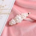 Elegante molletta dorata in stile coreano con perle bianche lucide su velluto rosa - Stile A Oro