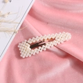 Barrette dorée élégante ornée de perles blanches sur un fond en velours rose - Style C Or