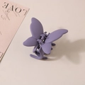 Détail d'une pince à cheveux papillon violette mate avec un ressort métallique robuste - Sans emballage / Violet