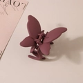 Dettaglio di un fermaglio per capelli a farfalla color malva opaco dal design moderno - Imballaggio Individuale / Borgogna