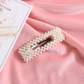 Barrette rectangulaire élégante avec perles blanches sur base argentée et velours rose - Type D Argent