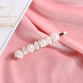 Barrette élégante dorée avec perles blanches sur fond de velours rose - Type E Or