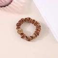 Detalle de un coletero de terciopelo marrón con una bola dorada brillante adornada con strass - Marrón Oscuro con Bola de Strass