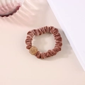 Dettaglio di un elastico per capelli in velluto marrone caffè con una perlina di strass dorati - Marrone Viola Scuro con Sfera in Strass