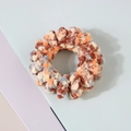 Gros plan de l'élastique cheveux spirale en peluche avec texture tissée multicolore - Couleur Mixte Florale Caramel