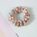 Détails de la texture pelucheuse et des chouchous en peluche marron, beige et gris - Couleur Mixte Florale Café Bleu