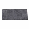 Dettaglio di una fascia per capelli in maglia a coste grigio scuro con trama verticale - grigio scuro