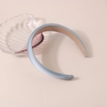 Vue détaillée du serre-tête en satin bleu clair avec doublure intérieure en velours - N° 4 Satin - Bleu