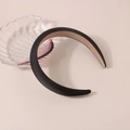 Détail du serre-tête rembourré en satin noir avec doublure antidérapante - N° 3 Finition Satinée - Noir