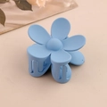 Pince à cheveux fleur bleu clair mat avec griffes robustes et mécanisme à ressort - Bleu clair