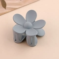 Pince à cheveux fleur bleu Morandi mat avec finition élégante pour coiffure - Gris clair