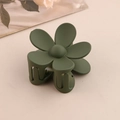 Pince à cheveux fleur vert foncé mat avec design élégant à cinq pétales sur fond beige - Vert olive