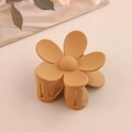 Pince à cheveux fleur caramel mat avec pétales arrondis pour coiffures élégantes - Kaki
