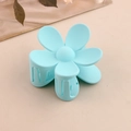 Pince à cheveux fleur bleu clair mat avec grand design de mâchoire de requin à pétales - Bleu Azur