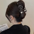 Pince à cheveux minimaliste en métal gris foncé avec un design ondulé et perle - Style Vague Fusil (11CM)