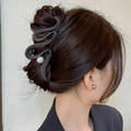 Matte black S-shaped large shark hair claw clip with pearl detail on female model - Wave Style Black (11CM)