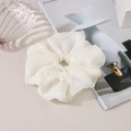 Gros plan d'un grand chouchou blanc en organza avec texture plissée douce sur la table - Mousseline Lisse (C4176) / Blanc Lait