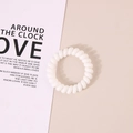 Coletero de espiral blanco minimalista con diseño elástico de rosca en fondo beige - Blanco Brillante