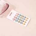 Dettaglio del set di 20 fermagli per capelli color macaron su scheda espositiva - Schema Colore #1
