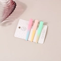 Gros plan de trois barrettes à cheveux mates dégradées macaron sur carte de support - Ensemble Triangle
