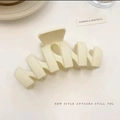 Minimalist matte cream hair claw clip with large frosted cross teeth for thick hair - N-Shaped Geometric Style / 11cm / Cream