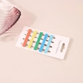 Set di 15 forcine colorate in cinque tonalità vivaci su un cartoncino espositivo - Schema Colore #2