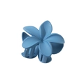 Détail de la pince à cheveux frangipanier bleu ciel mat montrant les pétales et les dents - Bleu Mat (8cm)