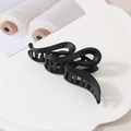 Dettaglio di un grande fermaglio per capelli nero opaco con design a onde su vassoio - Sacchetto OPP Singolo (Individuale) / Nero-Opaco