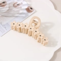 Dettaglio di un fermaglio per capelli beige opaco con fiori e strass su vassoio - Confezione sfusa / Albicocca