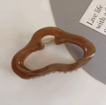 Deep brown translucent amber-style claw clip with glossy resin finish and wavy lines - Cloud Streamline Style / 11cm / Brown