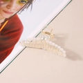 Dettaglio di una grande clip per capelli color champagne con perle e design elegante - Sacchetto OPP / Stile Topo