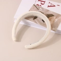 Vue détaillée d'un serre-tête beige rembourré avec texture en dentelle plissée - Blanc Lait