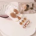 Vista dettagliata del set di fermagli marroni con fiocco di peluche e orsetti - Stile Caffè al Latte 6