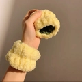Polsini in peluche gialli e verdi per il lavaggio del viso in un set da due pezzi - Polsini Ananas