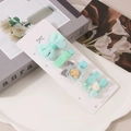 Detailansicht von 5 mintgrünen Stoff-Haarspangen für Kinder mit Schleifen und Blumen - Türkisfarbene Serie